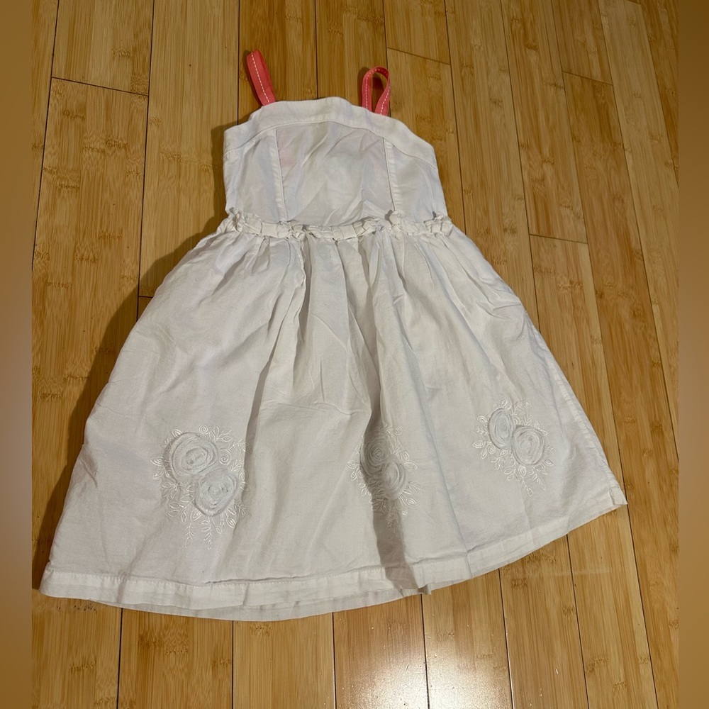 Tahari dress size 6

Please see my other listings and bundle to save.